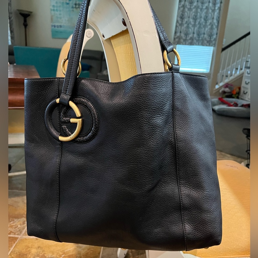Gucci medium black leather shoulder bag.